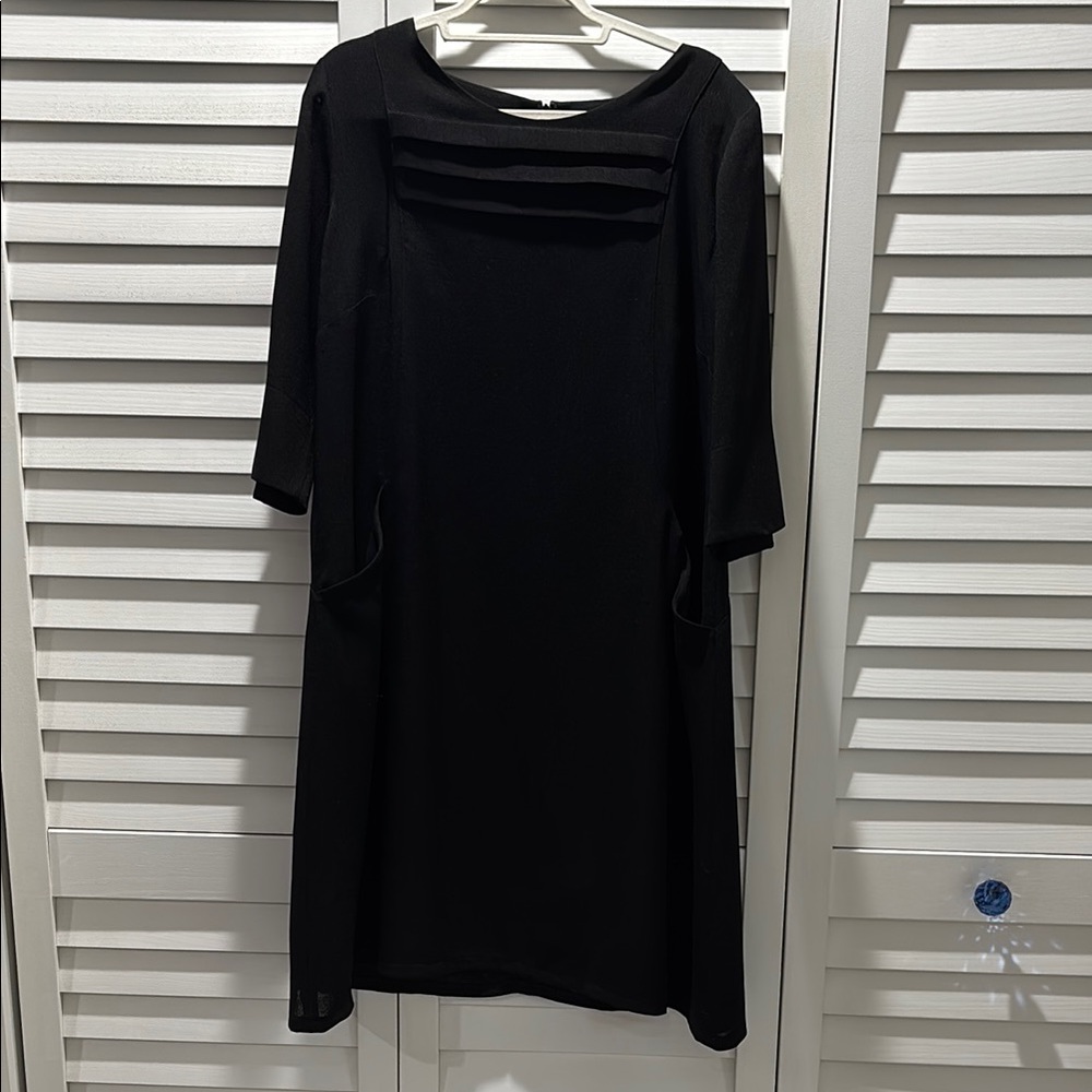 Black Sheath Dress with 3/4 Sleeves and Crew Neck